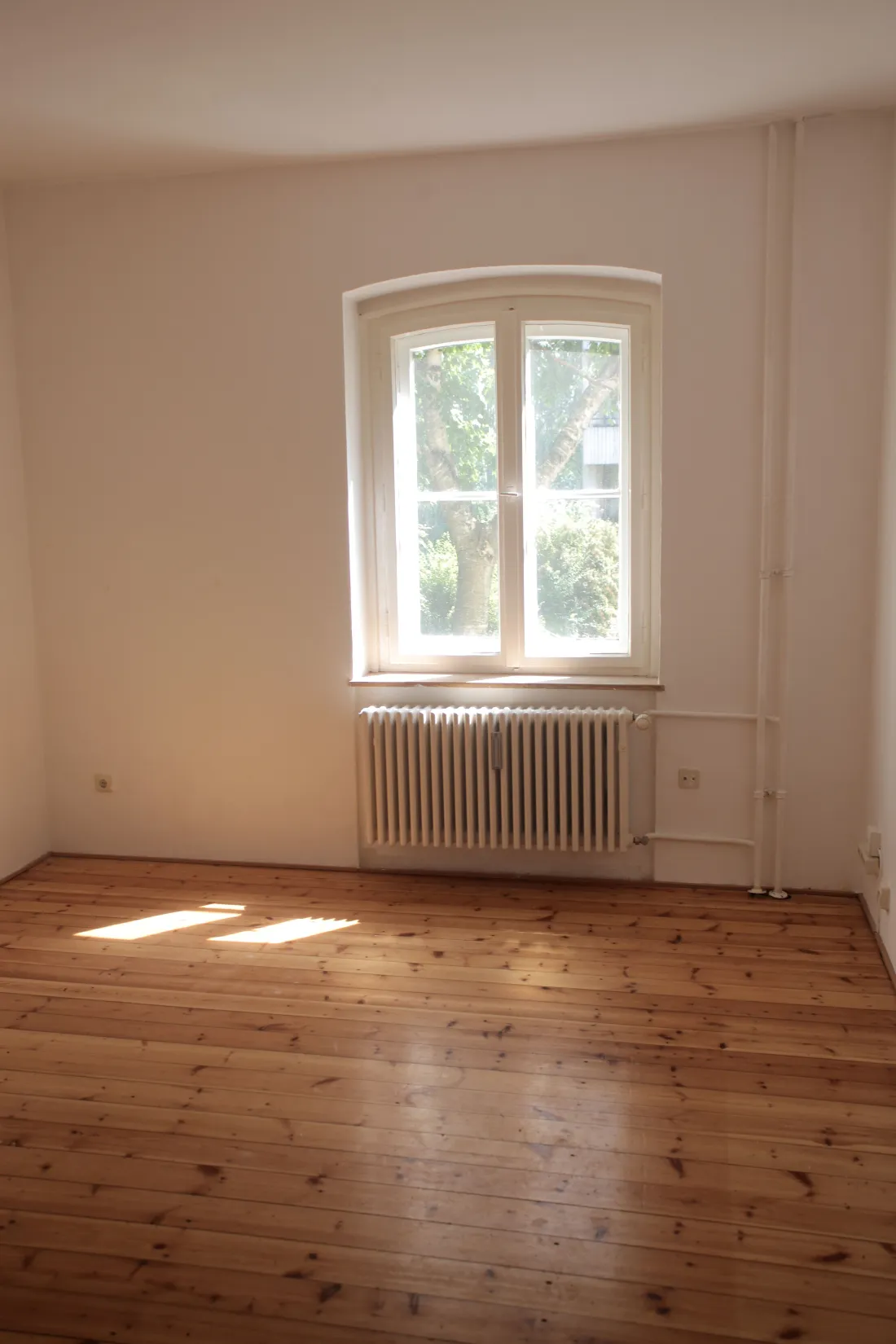 Heller leerer Raum mit Holzboden
